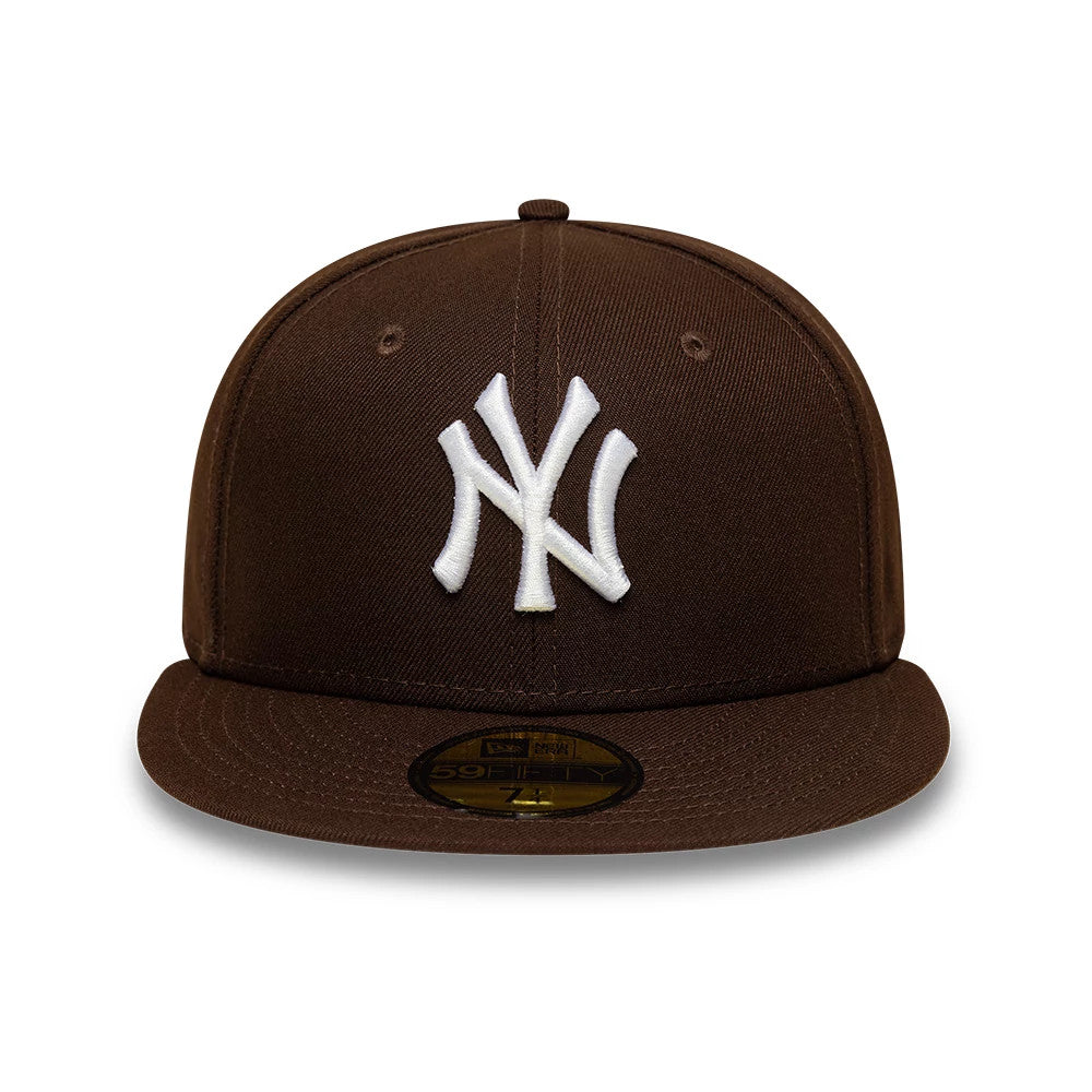 New York Yankees MLB Dark Brown New Era 59FIFTY Fitted Cap, front view showing the white raised embroidered NY logo on the structured dark brown crown, flat visor with a gold 59FIFTY size sticker, and eyelets.