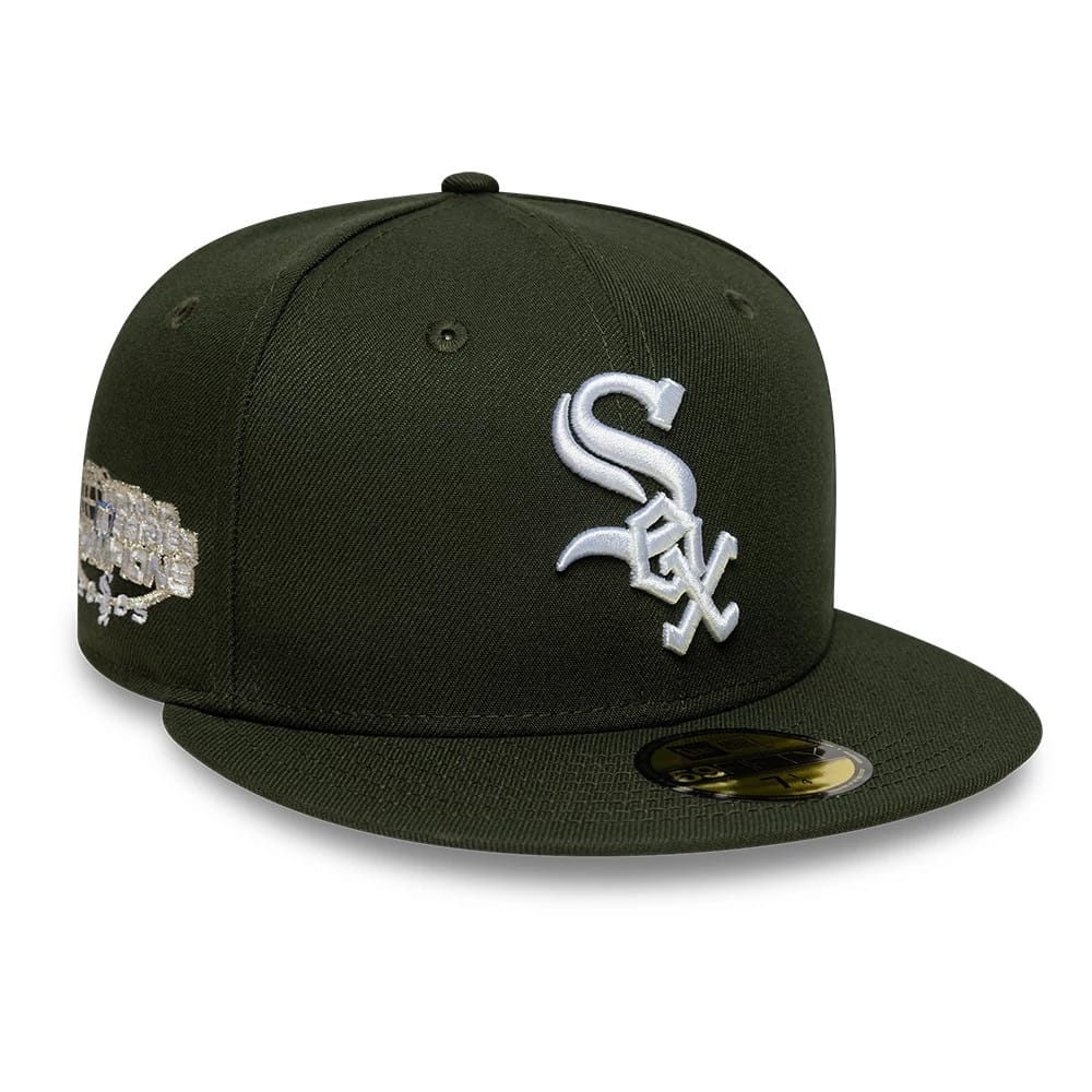 Chicago White Sox MLB Sidepatch Dark Green New Era 59FIFTY Fitted Cap, three-quarter view showing the white raised embroidered Sox logo on the front panel, dark green structured crown.