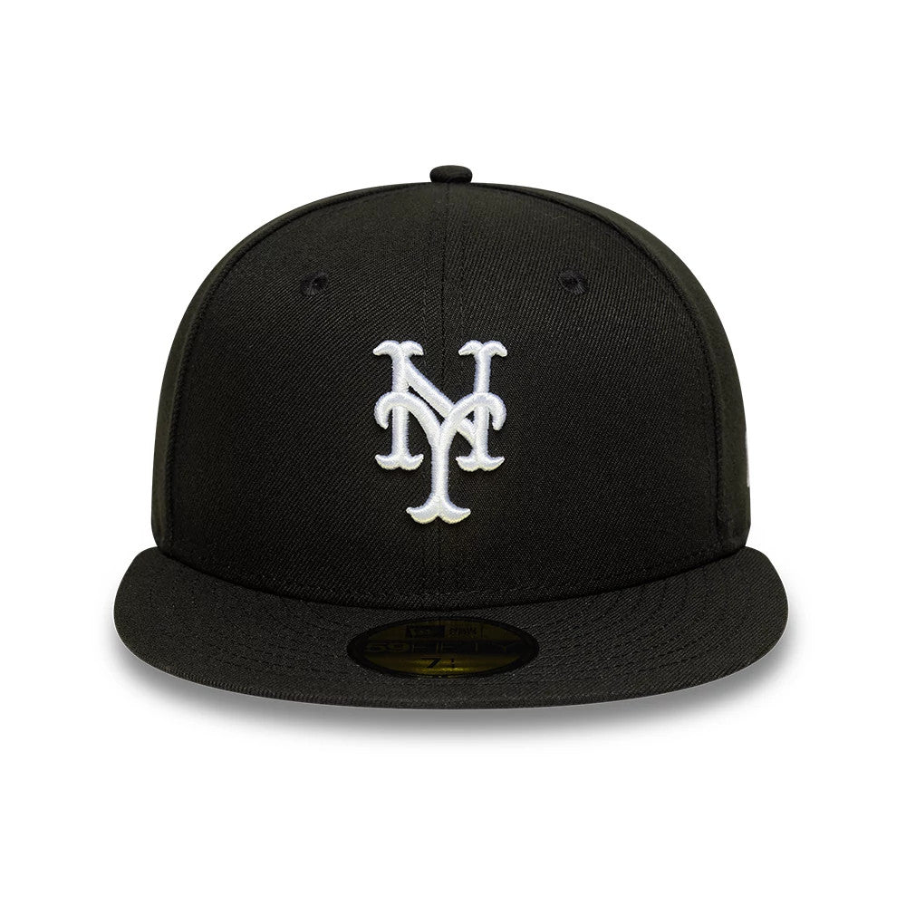 New York Mets MLB Black New Era 59FIFTY Fitted Cap, front view showing the white raised embroidered NY logo centred on the structured black crown, with a black flat visor and a gold 59FIFTY size sticker underneath.