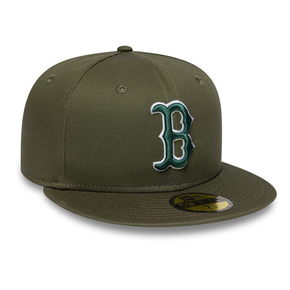 Boston Red Sox MLB Dark Green New Era 59FIFTY Fitted Cap, three-quarter view showing the raised dark green and white embroidered B logo on the front panel, flat dark green visor, and gold 59FIFTY size sticker at the centre.