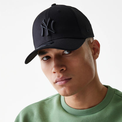 This is a New York Yankees Classic Black 39THIRTY Cap 4