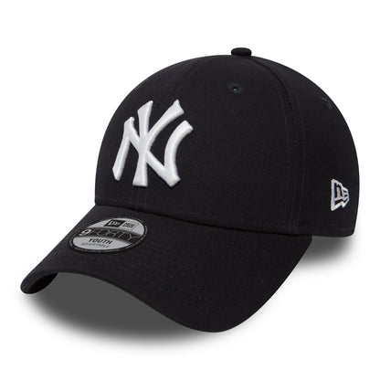 New York Yankees Essential Kids Navy New Era 9FORTY Cap, front view showing the raised white embroidered NY logo on the navy front panel, with a curved visor and 9FORTY size sticker, featuring the New Era flag logo on the left side.