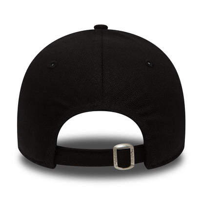 New York Yankees Essential Kids Black New Era 9FORTY Cap, rear view showing the black adjustable strap with a silver buckle, centred low on the structured black crown with a top button and embroidered eyelets.