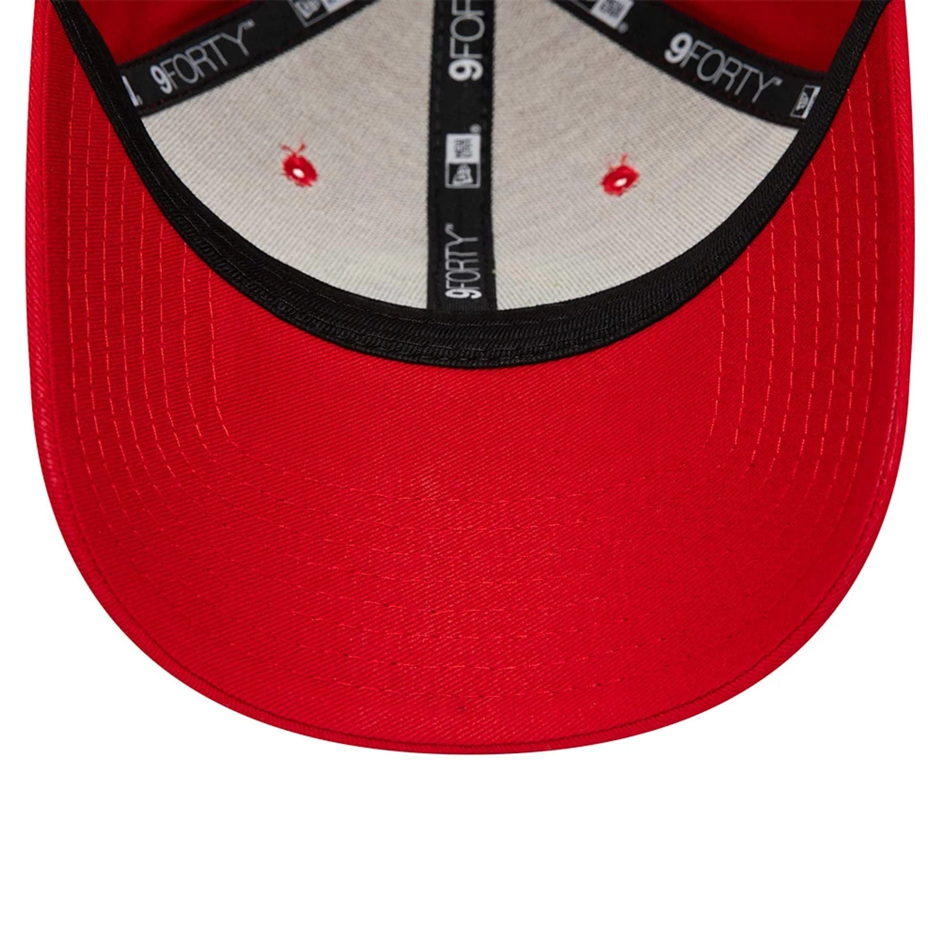 This is a Manchester United Essential Kids 9FORTY 5