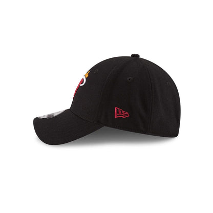 Miami Heat The League Black New Era 9FORTY Cap, side view showing the red New Era flag logo embroidered on the left side, with a curved black visor featuring a 9FORTY size sticker on top of the brim.