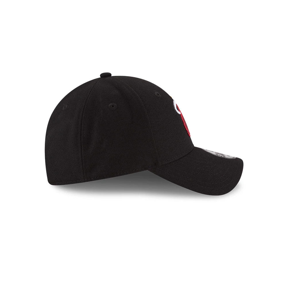 Miami Heat The League Black New Era 9FORTY Cap, side view showing the red embroidered Miami Heat logo on the front panel, with a curved visor, 9FORTY size sticker on top, and black crown featuring a top button and eyelets.