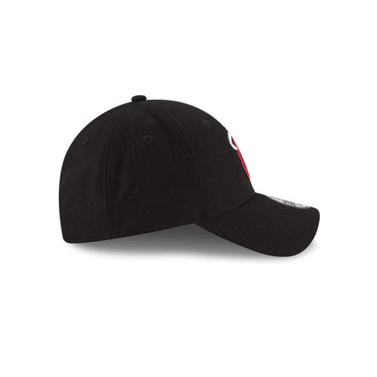 Miami Heat The League Black New Era 9FORTY Cap, side view showing the red embroidered Miami Heat logo on the front panel, with a curved visor, 9FORTY size sticker on top, and black crown featuring a top button and eyelets.