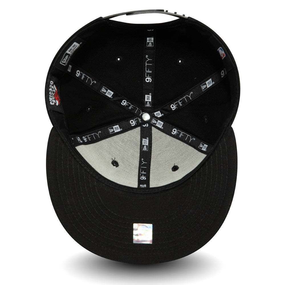 This is a Chicago Bulls Logo Black 9FIFTY Cap 4