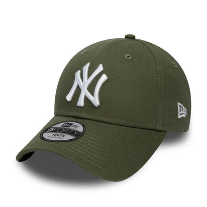 New York Yankees Kids Khaki New Era 9FORTY Cap, three-quarter view showing raised white NY logo on the front panel, curved visor with 9FORTY size sticker, and the New Era flag logo embroidered on the left side.