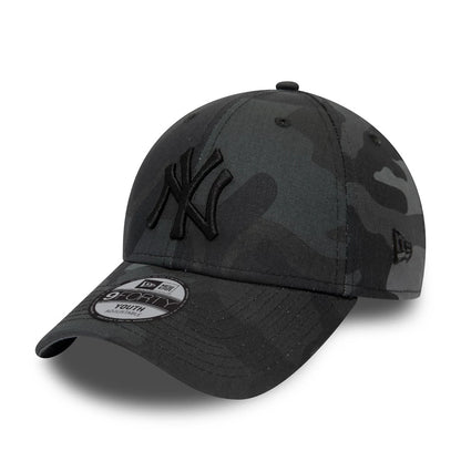New York Yankees Kids Grey Camo New Era 9FORTY Cap, front view showing the black raised embroidered NY logo on a grey camouflage crown, black curved visor with a 9FORTY size sticker, and New Era flag logo on the left side.