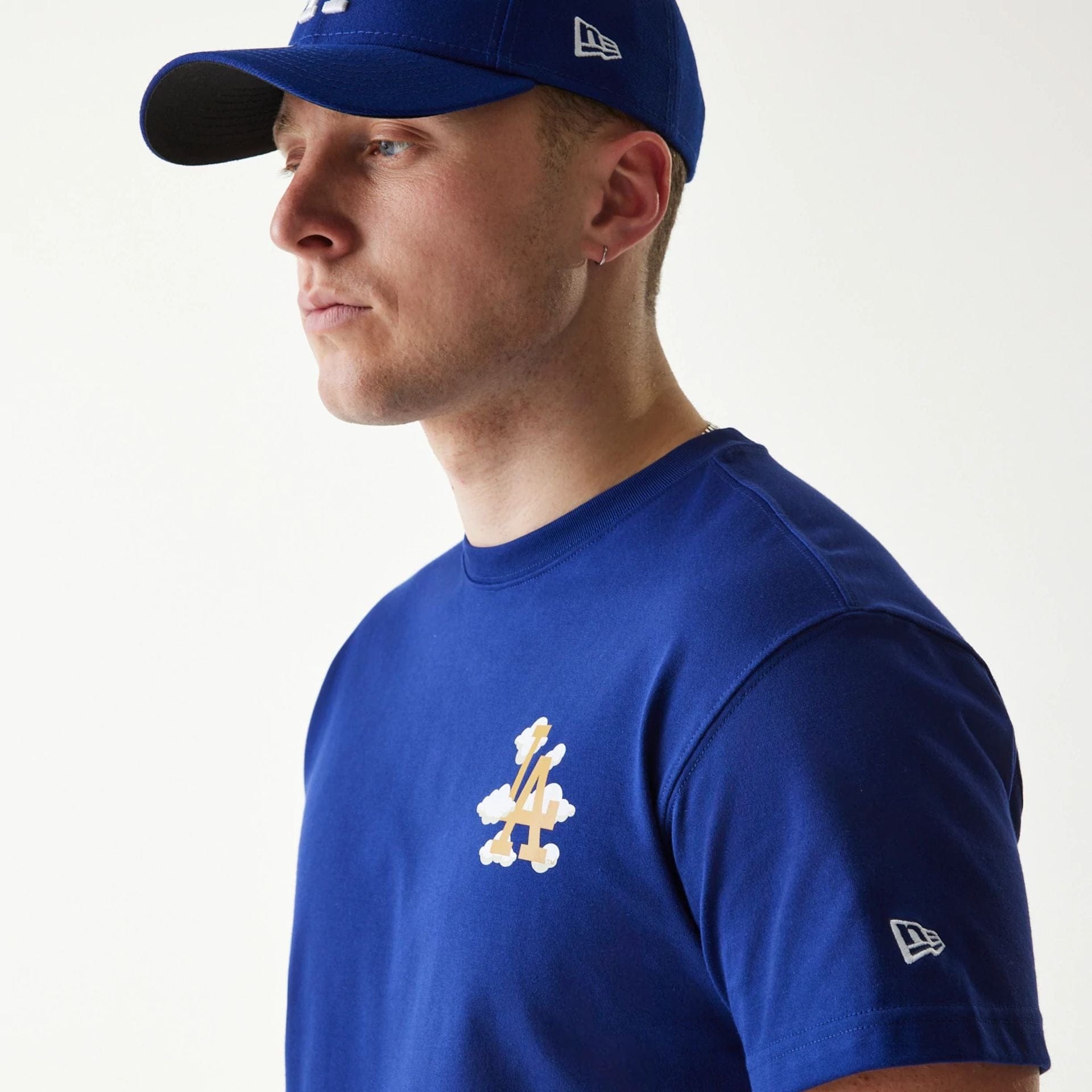The Male model is wearing LA Dodgers MLB 59FIFTY Pack Cloud Dark Blue T-Shirt 4