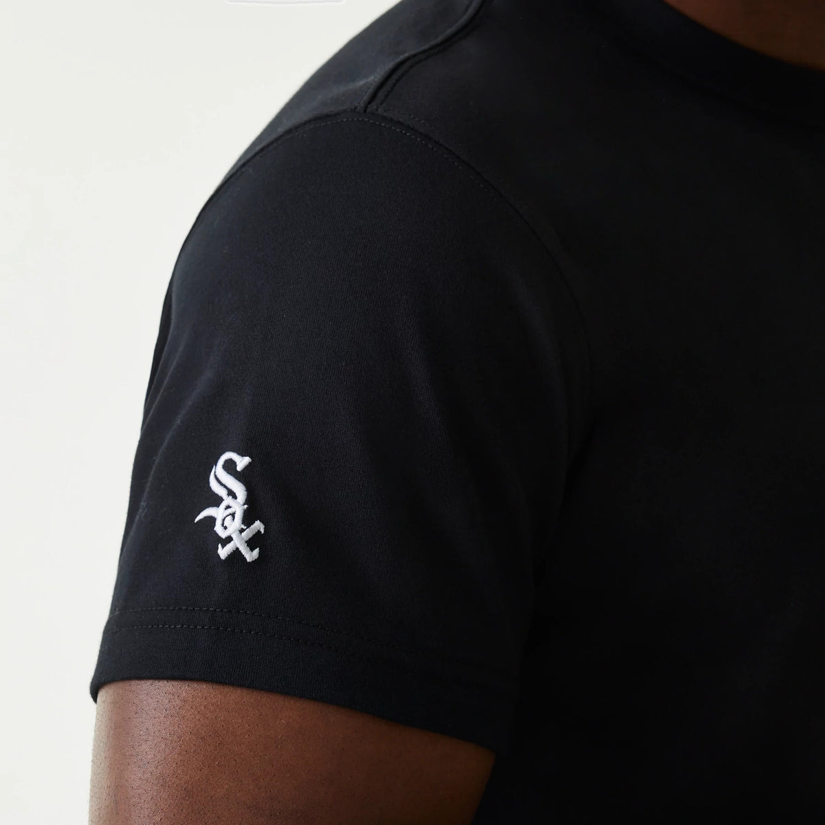 The Male model is wearing Chicago White Sox MLB 59FIFTY Pack Cloud Black T-Shirt 5