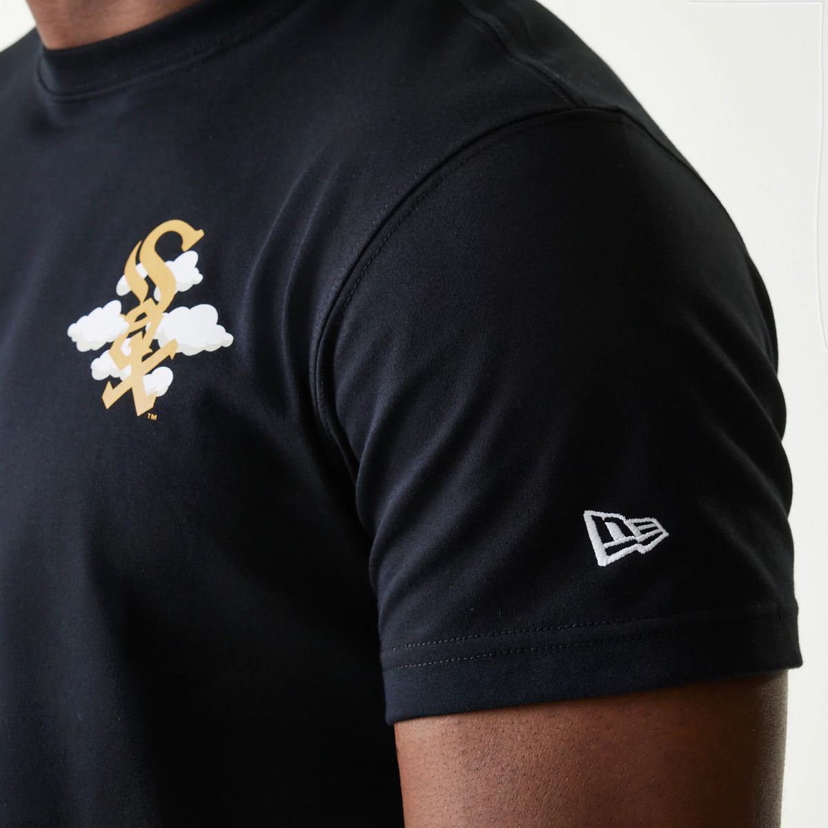 The Male model is wearing Chicago White Sox MLB 59FIFTY Pack Cloud Black T-Shirt 6