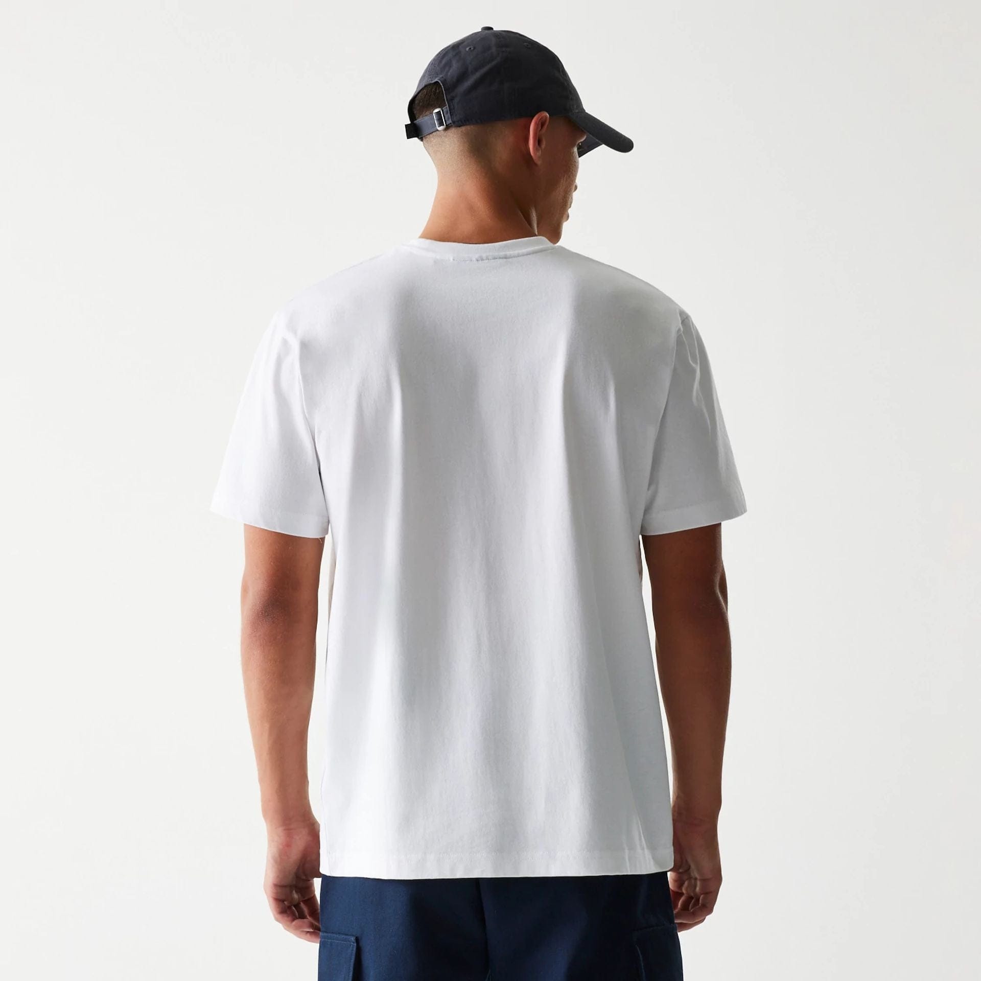 The Male model is wearing New York Yankees New Era Paisley White Oversized T-Shirt 2