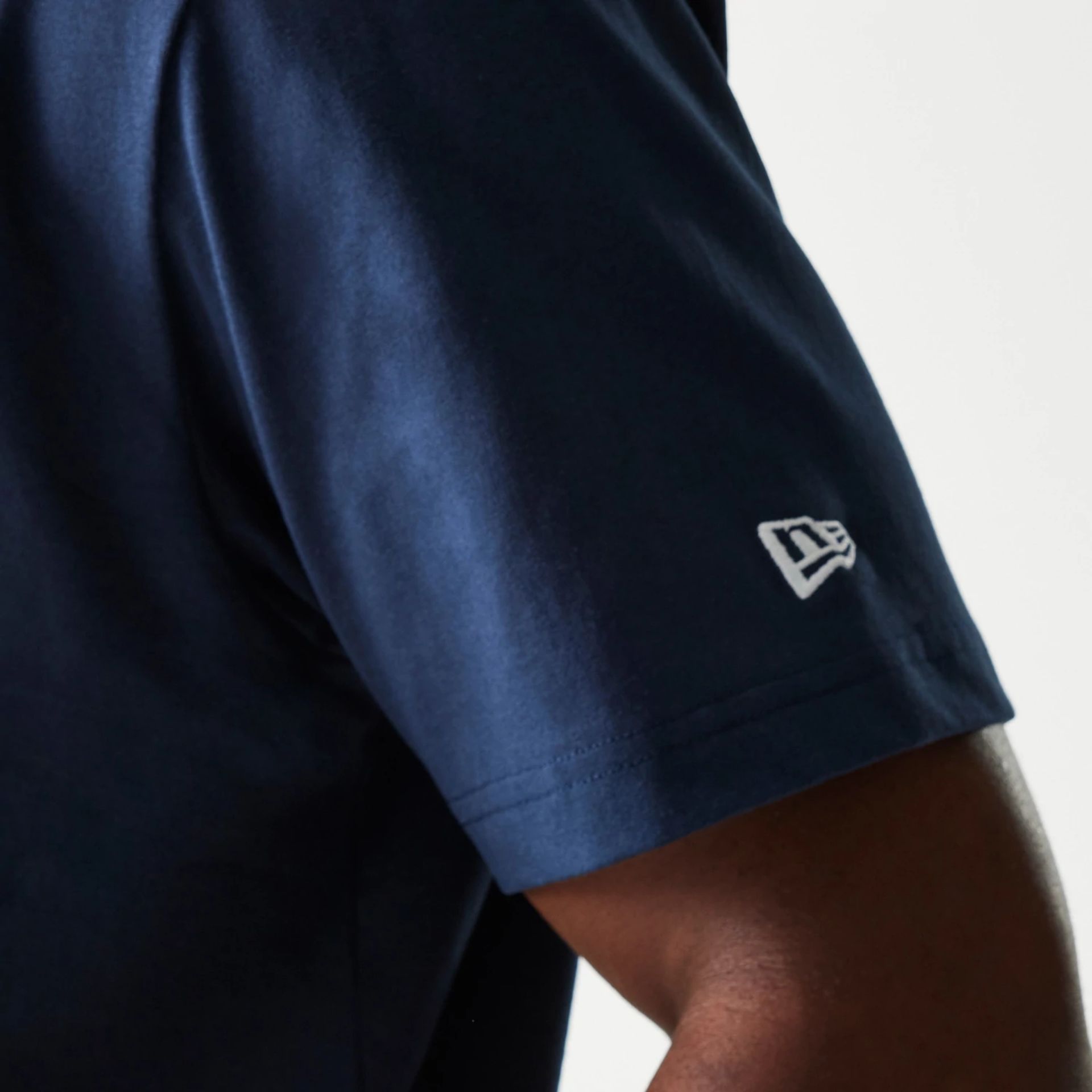 The Male model is wearing New York Yankees MLB Chain Navy Oversized T-Shirt 5