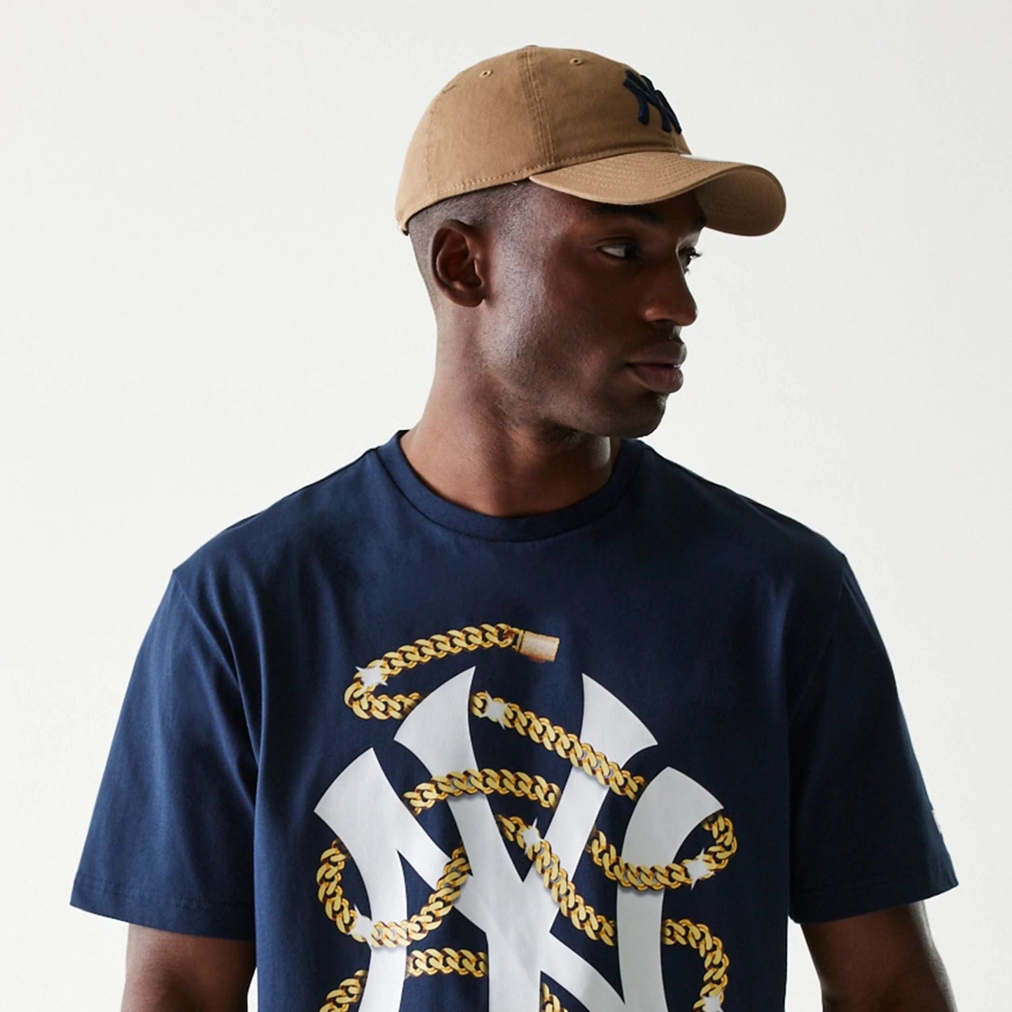 The Male model is wearing New York Yankees MLB Chain Navy Oversized T-Shirt 4