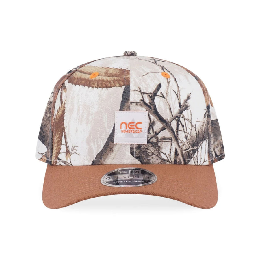 This is a New Era Earthy Skin Real Tree Snow 9SEVENTY Stretch Snap Adjustable Cap 2