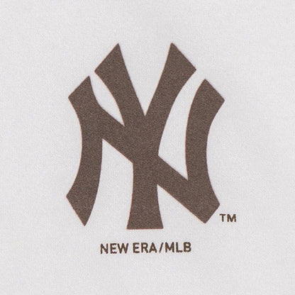 The model is wearing this MLB Forest Pack New York Yankees T-Shirt in white. 3