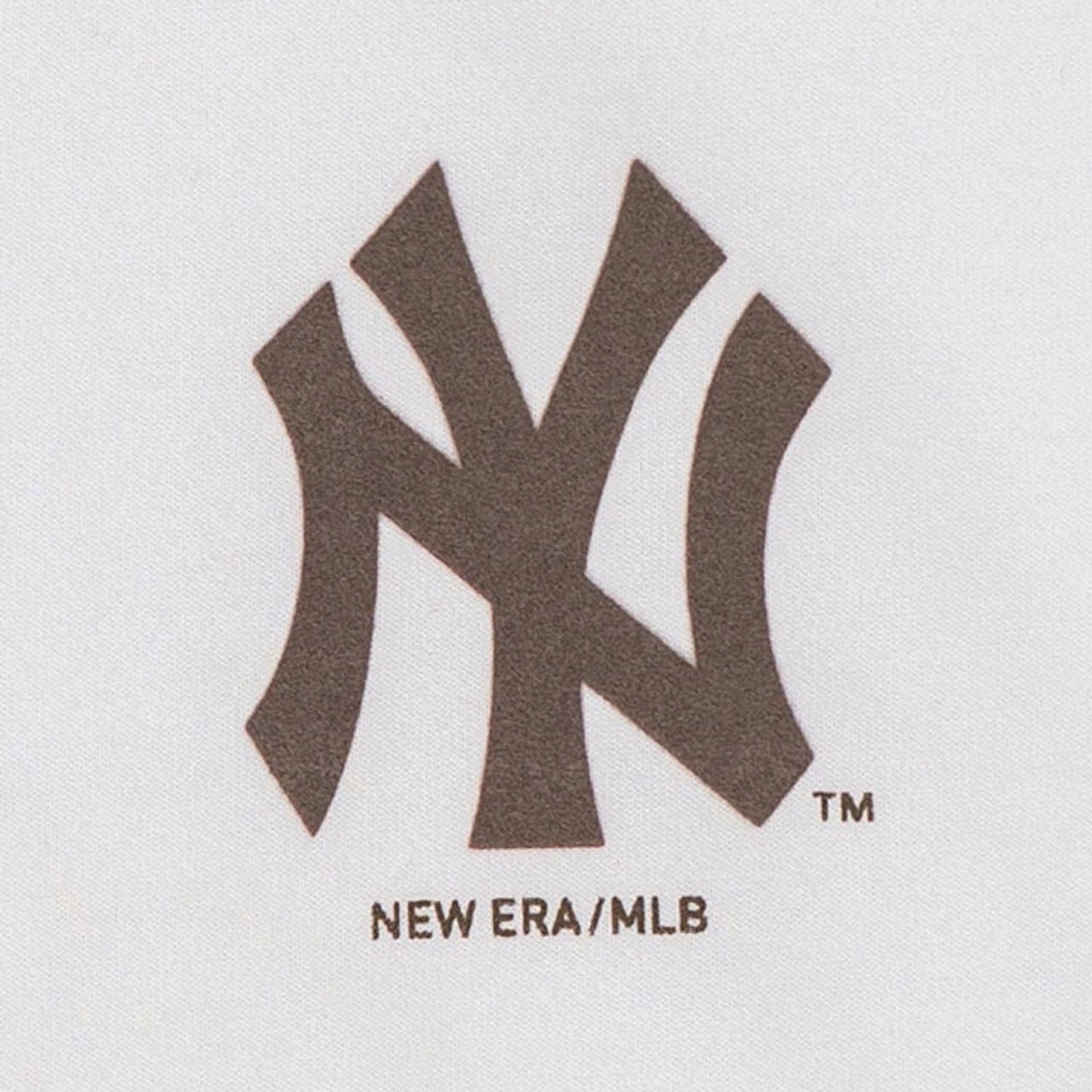 The model is wearing this MLB Forest Pack New York Yankees T-Shirt in white. 3