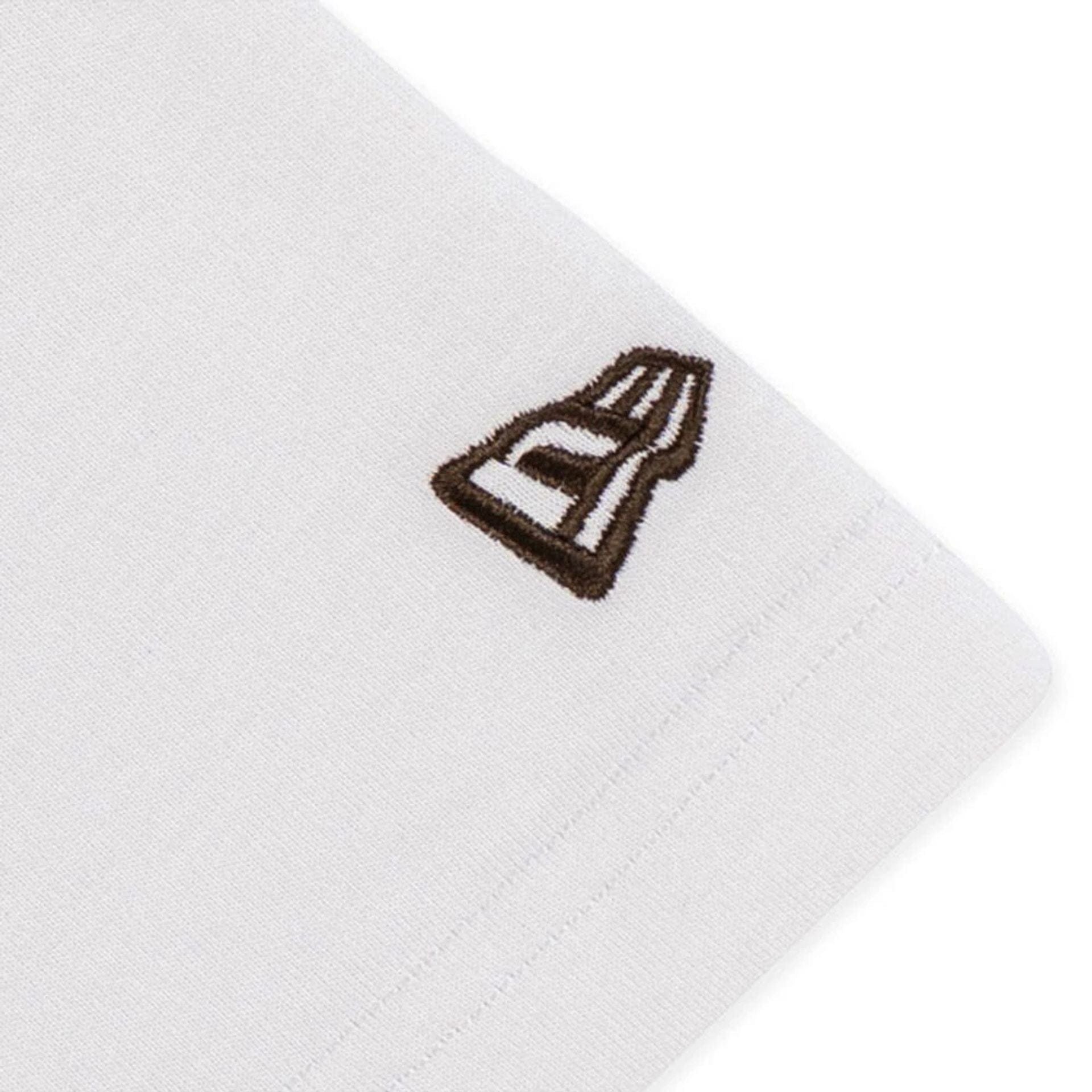 The model is wearing this MLB Forest Pack New York Yankees T-Shirt in white. 6