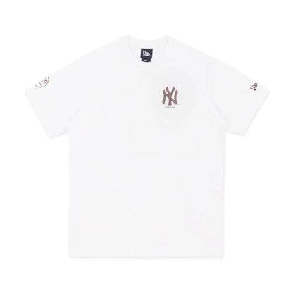 The model is wearing this MLB Forest Pack New York Yankees T-Shirt in white. 1