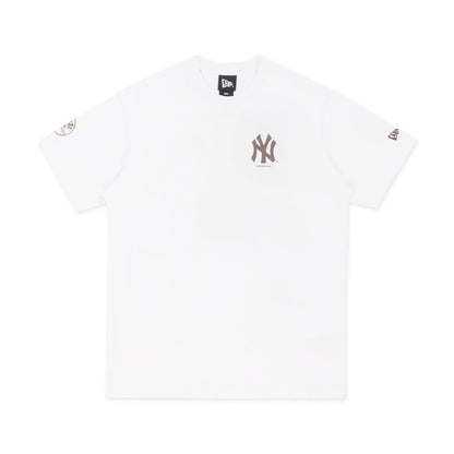 The model is wearing this MLB Forest Pack New York Yankees T-Shirt in white. 1
