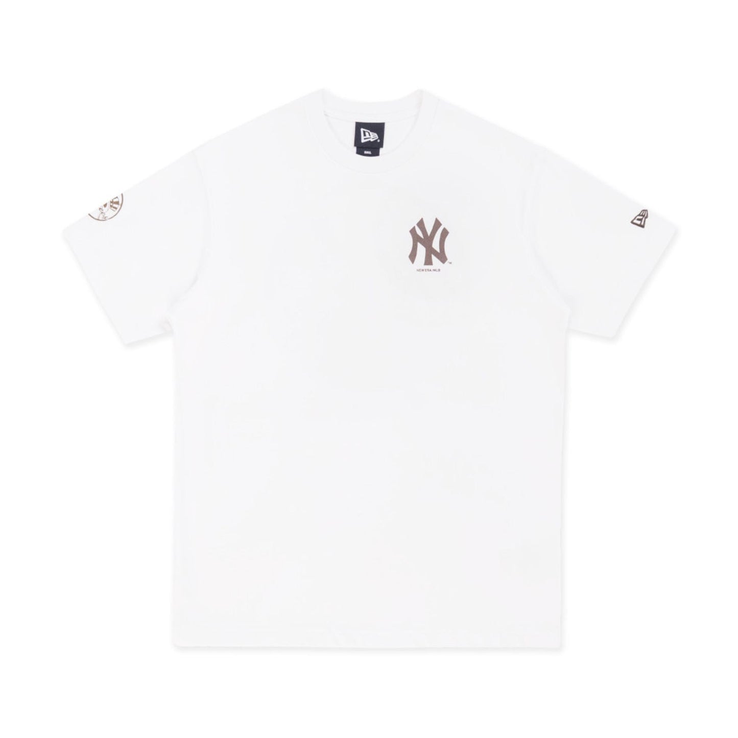 The model is wearing this MLB Forest Pack New York Yankees T-Shirt in white. 1