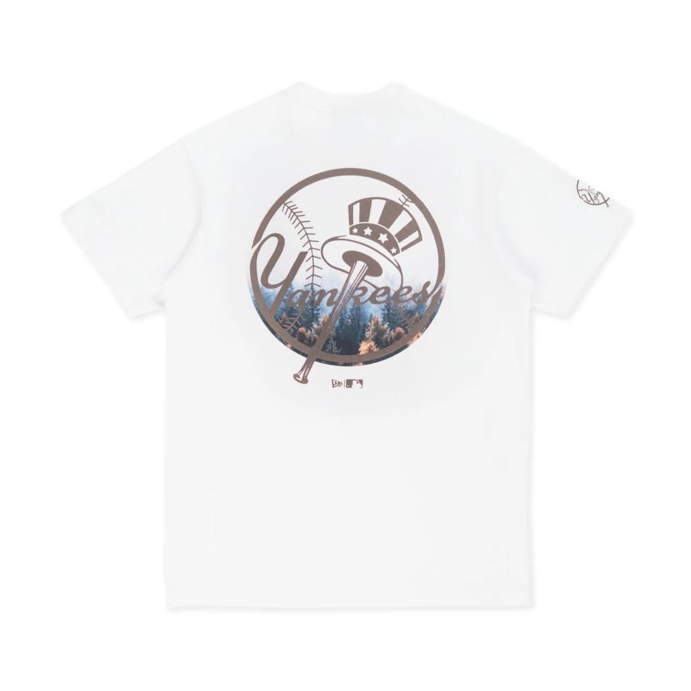 The model is wearing this MLB Forest Pack New York Yankees T-Shirt in white. 2