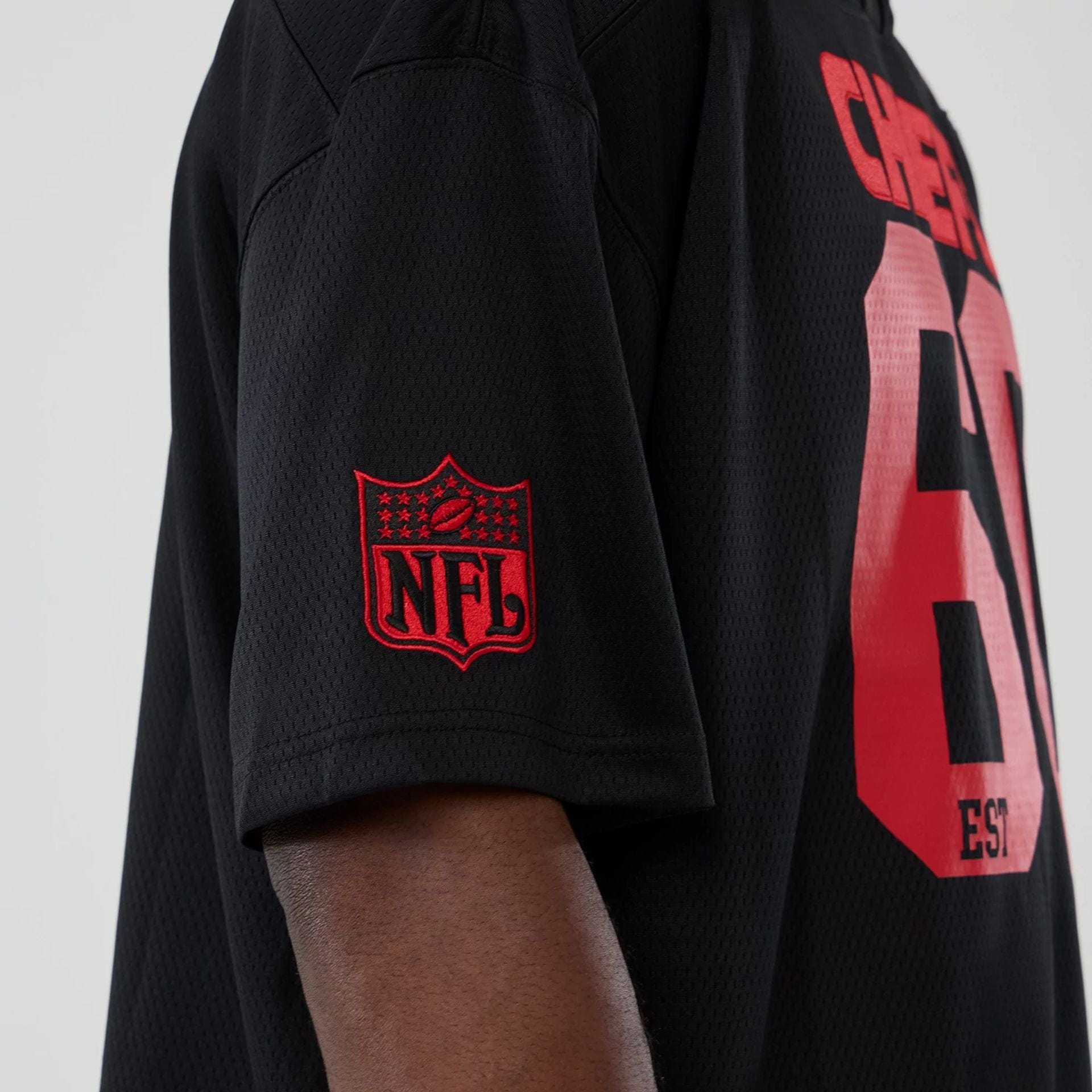 The model is wearing this NFL Historic Kansas City Chiefs Oversized T-Shirt in black. 4