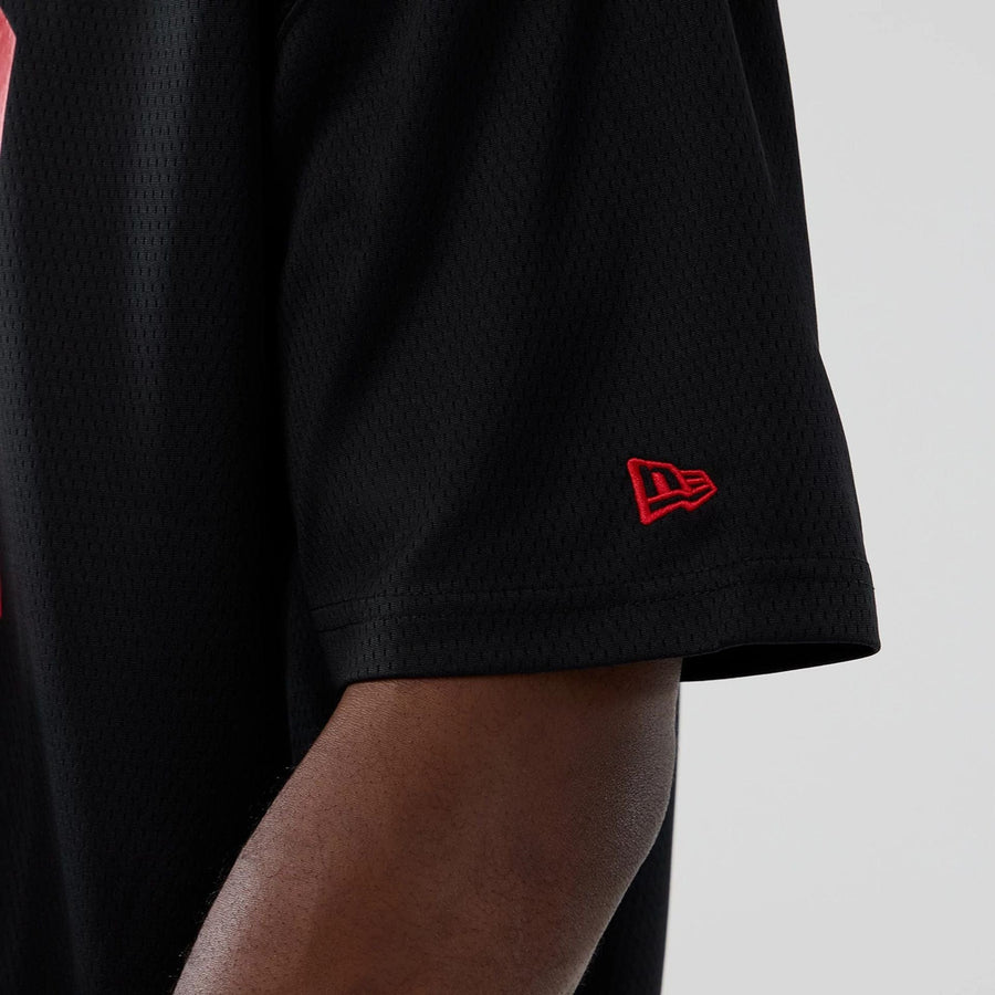 The model is wearing this NFL Historic Kansas City Chiefs Oversized T-Shirt in black. 6