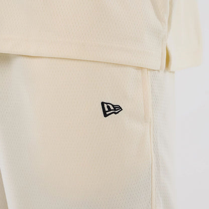 The model is wearing these NFL Historic Las Vegas Raiders shorts in cream. 7
