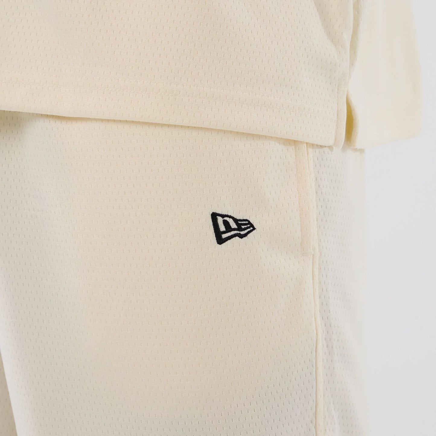 The model is wearing these NFL Historic Las Vegas Raiders shorts in cream. 7