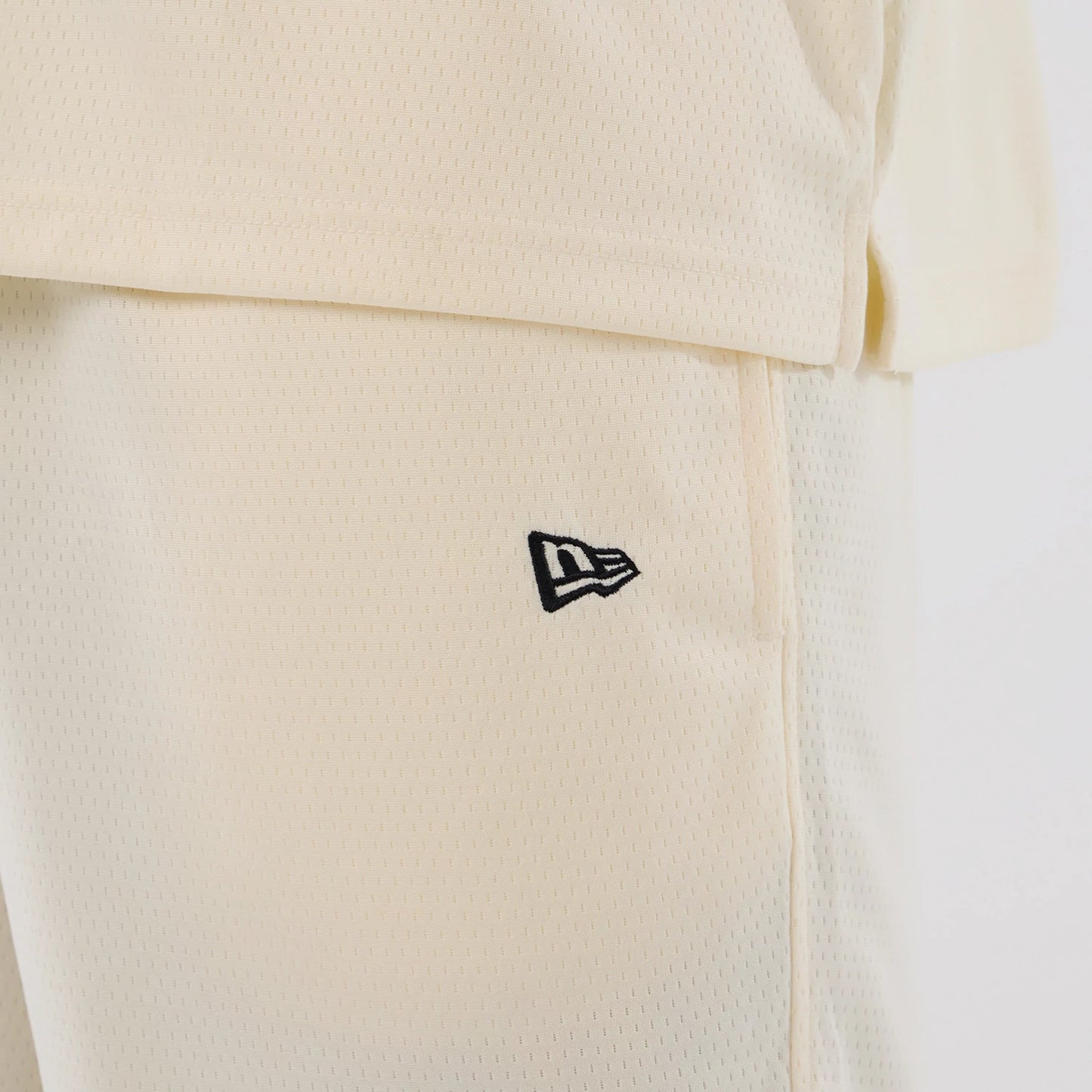 The model is wearing these NFL Historic Las Vegas Raiders shorts in cream. 7