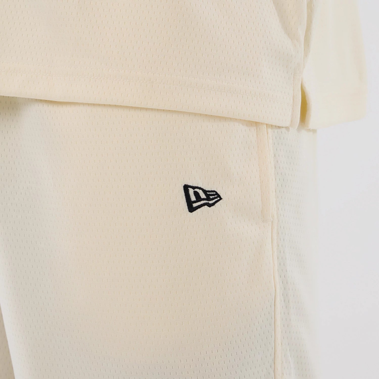 The model is wearing these NFL Historic Las Vegas Raiders shorts in cream. 7