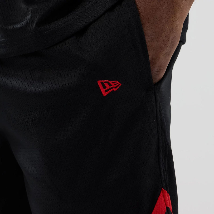 The model is wearing these NFL Historic Kansas City Chiefs shorts in black. 5