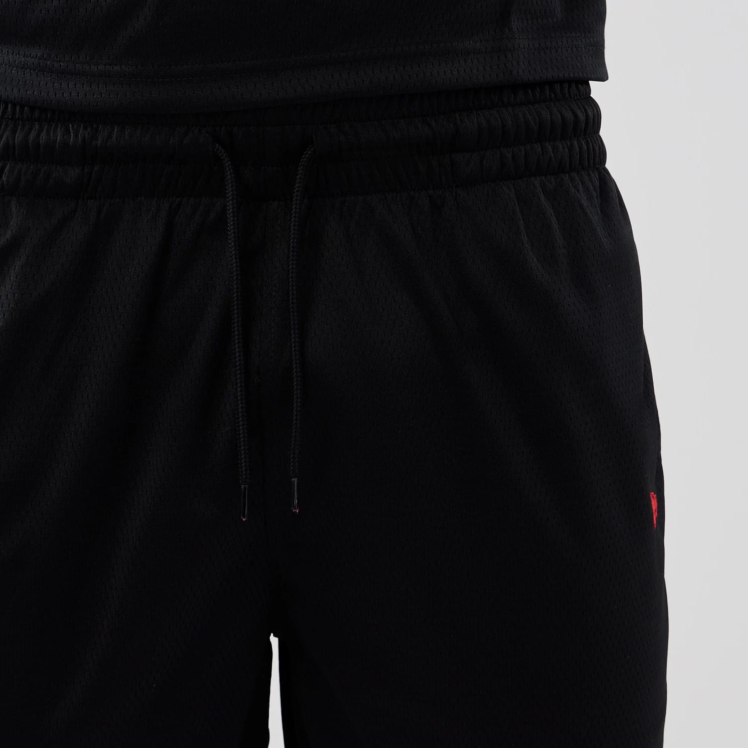 The model is wearing these NFL Historic Kansas City Chiefs shorts in black. 6