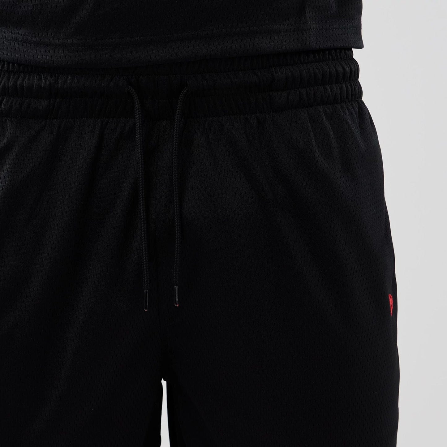 The model is wearing these NFL Historic Kansas City Chiefs shorts in black. 6