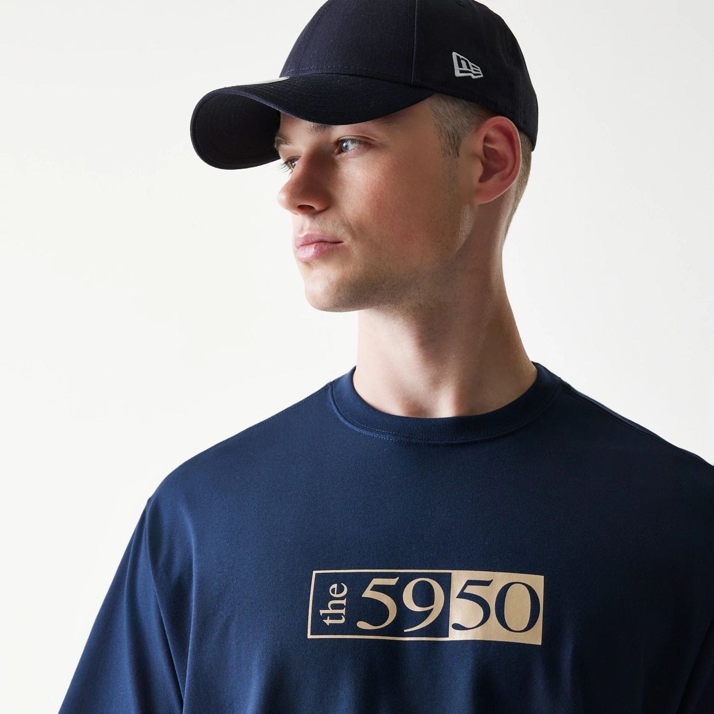 The Male model is wearing Retro Crown 59FIFTY Fitted Cap Description Navy T-Shirt 4