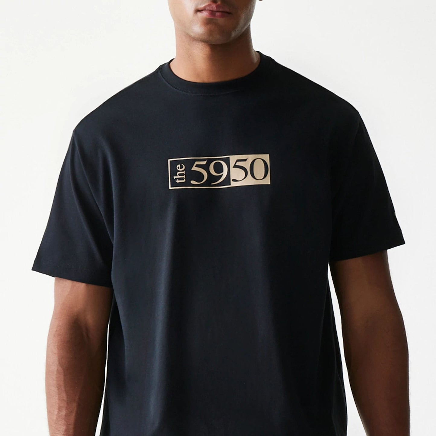 The Male model is wearing Split Panel 59FIFTY Fitted Cap Description Black T-Shirt 3