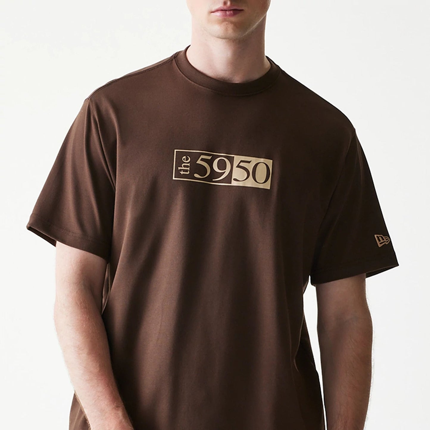 The Male model is wearing Low Profile 59FIFTY Fitted Cap Description Brown T-Shirt 3