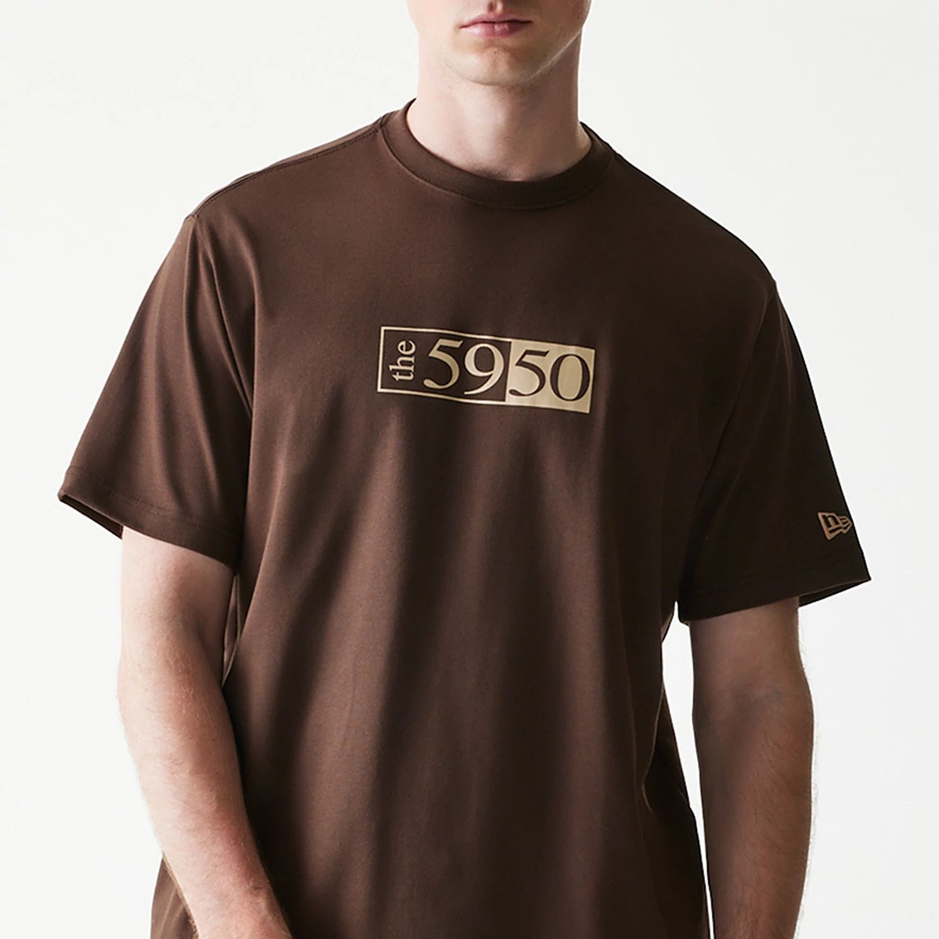 The Male model is wearing Low Profile 59FIFTY Fitted Cap Description Brown T-Shirt 3
