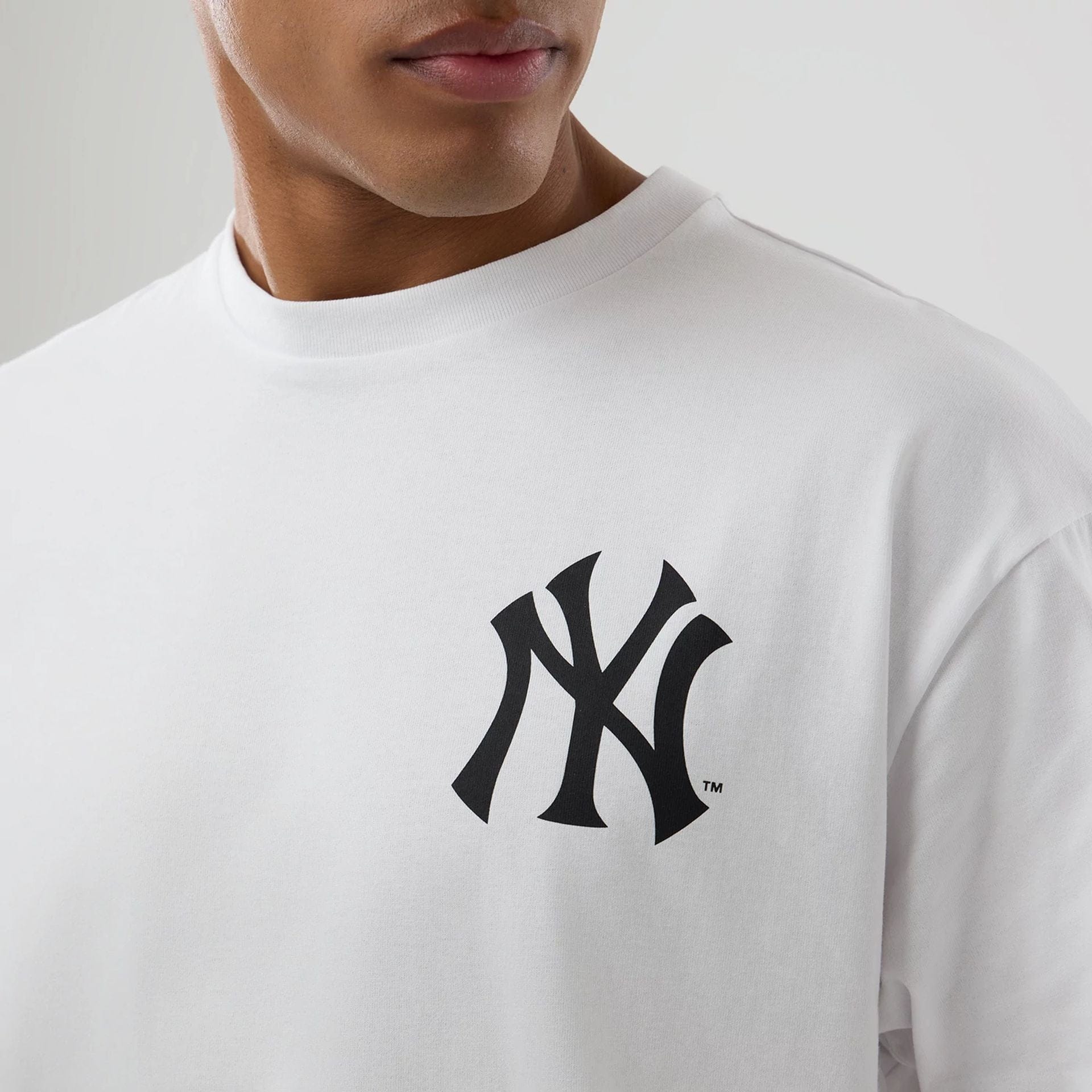 The model is wearing this MLB World New York Yankees T-Shirt in white. 3