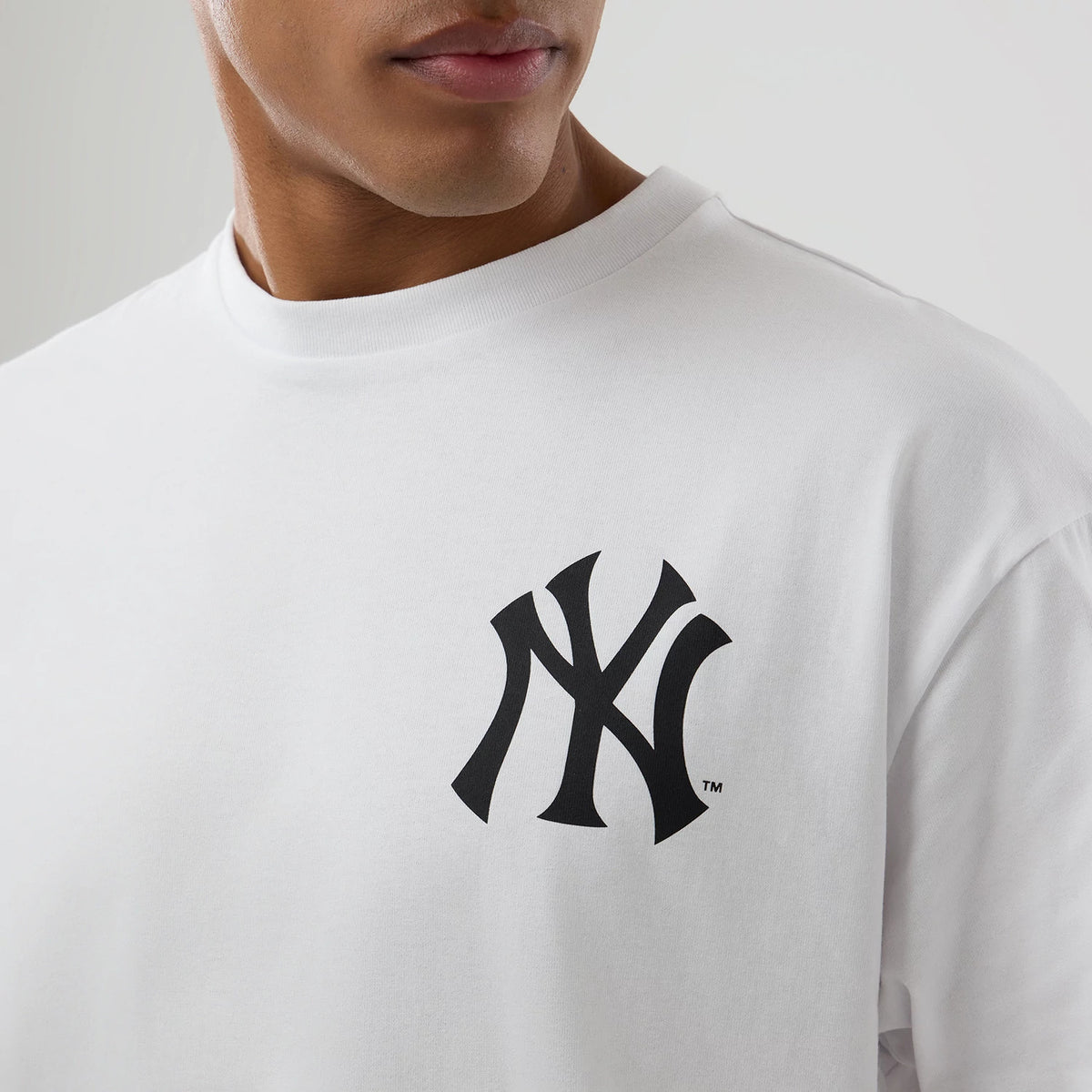 The model is wearing this MLB World New York Yankees T-Shirt in white. 3
