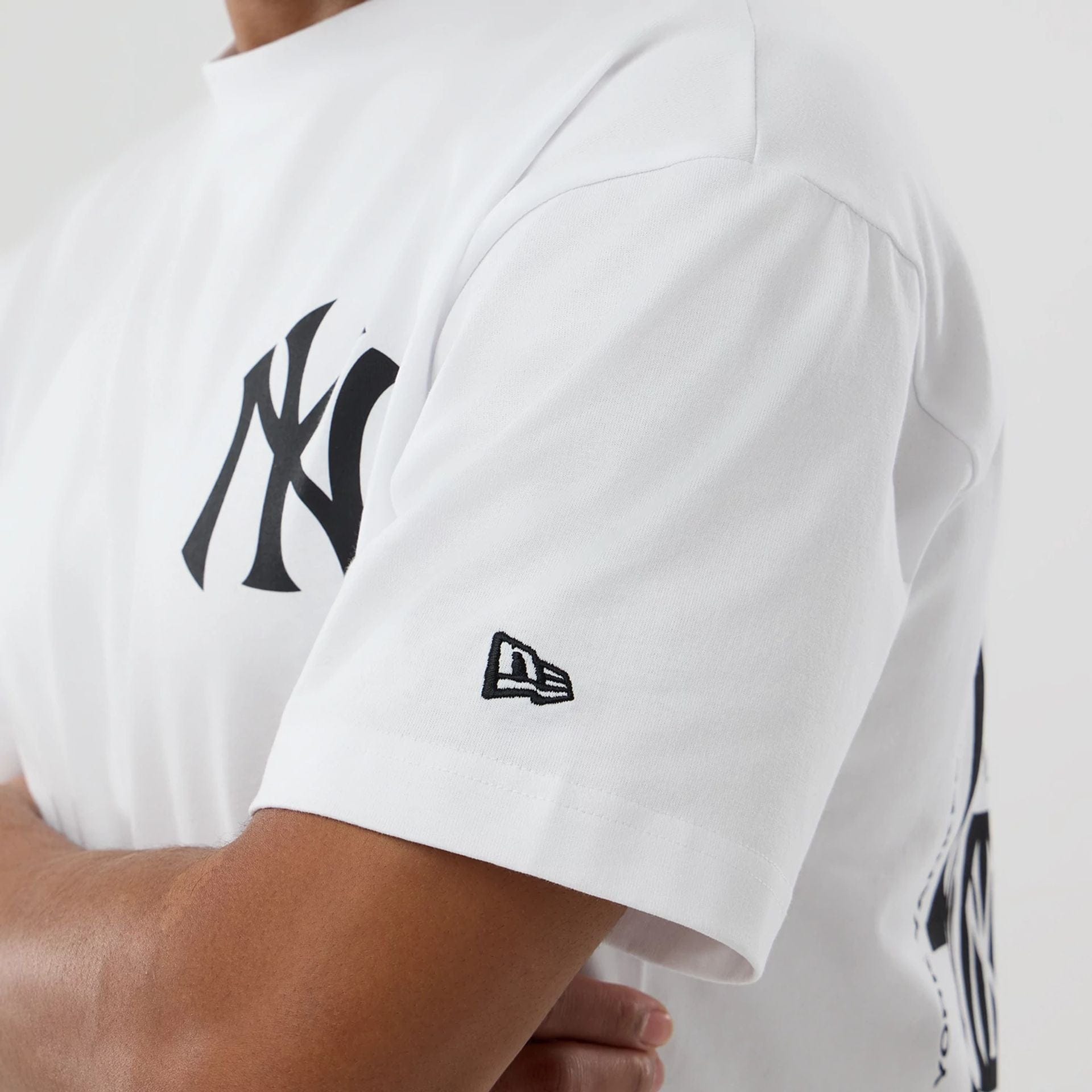 The model is wearing this MLB World New York Yankees T-Shirt in white. 5