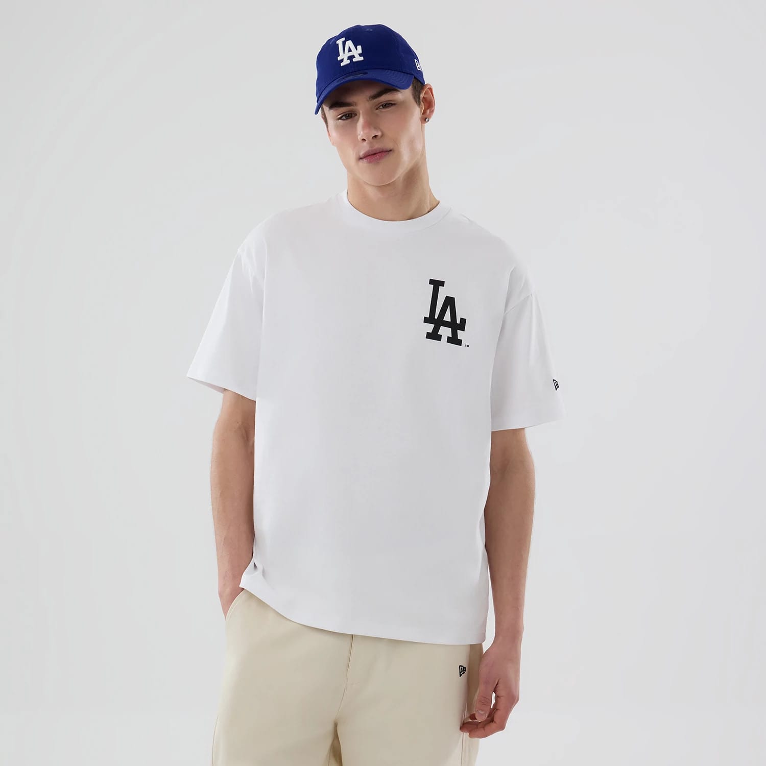 The model is wearing this MLB LA Dodgers T-Shirt in white. 1