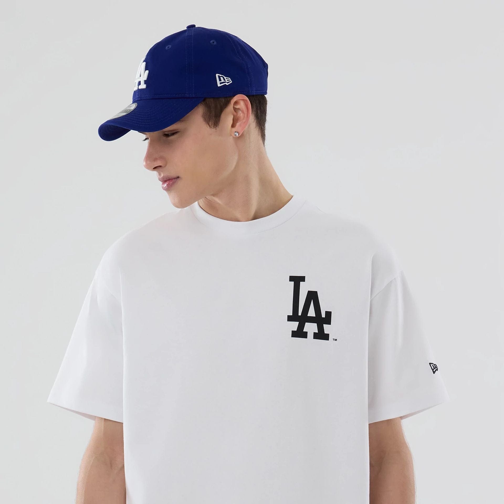 The model is wearing this MLB Chequered LA Dodgers T-Shirt in white. 5