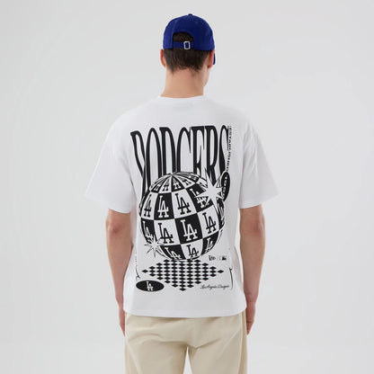 The model is wearing this MLB LA Dodgers T-Shirt in white. 2
