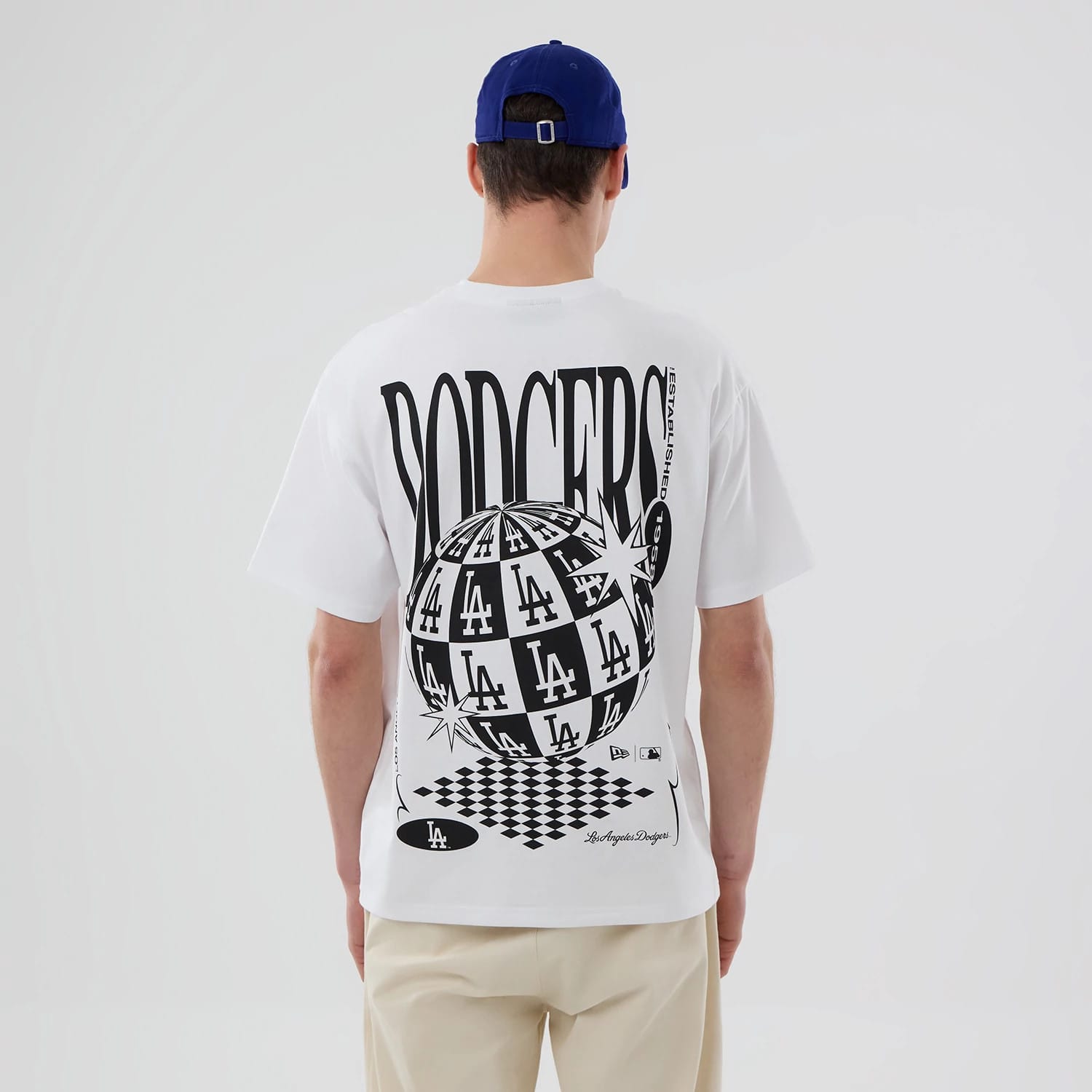 The model is wearing this MLB LA Dodgers T-Shirt in white. 2