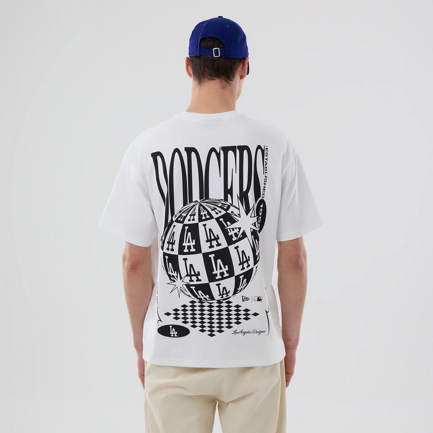The model is wearing this MLB Chequered LA Dodgers T-Shirt in white. 2