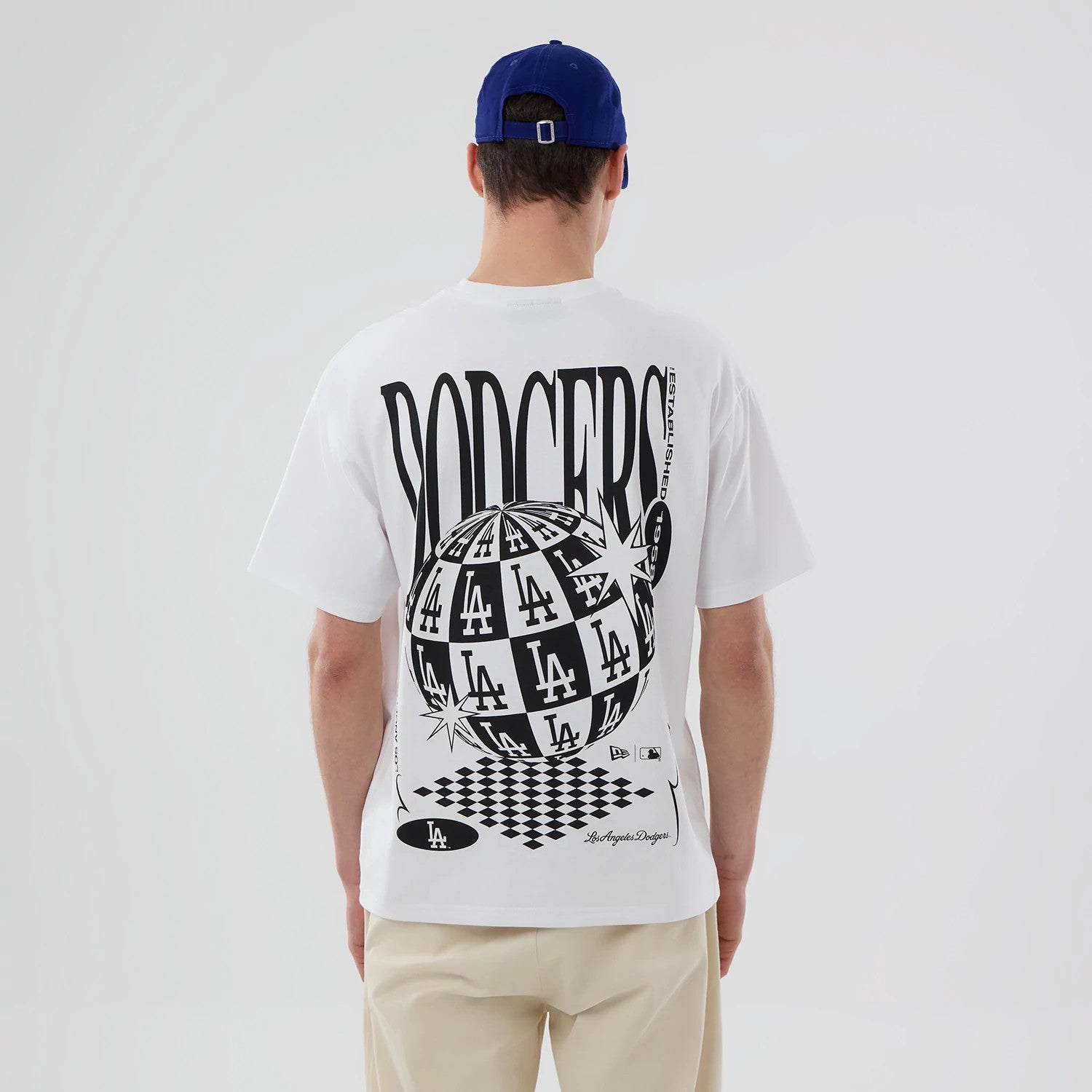 The model is wearing this MLB LA Dodgers T-Shirt in white. 2